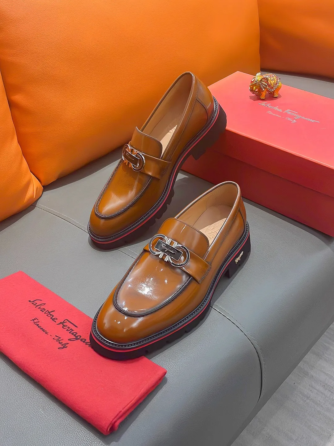 Men's shoes FERRAGAMO "Ferragamo" P540 Regular size: 39-44 (38, 45, 46, 47 customized) (suit shoes) Product materials: Selected first-layer cowhide upper, imported sheepskin lining; original outsole.